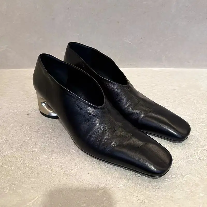 

Новые женские туфли из натуральной кожи с глубоким вырезом, заостренным носком и уникальным металлическим каблуком, коллекция Осень-Зима 2025, класса люкс