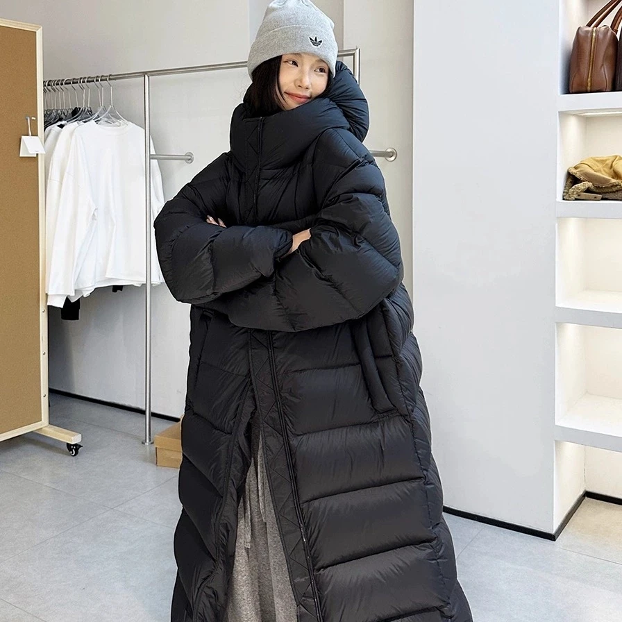 سترة بقلنسوة من ريش البط الأبيض 95% للنساء لشتاء 2025 معطف جديد منفوخ للأسفل معطف نسائي طويل الطول فوق الركبة معطف سترة