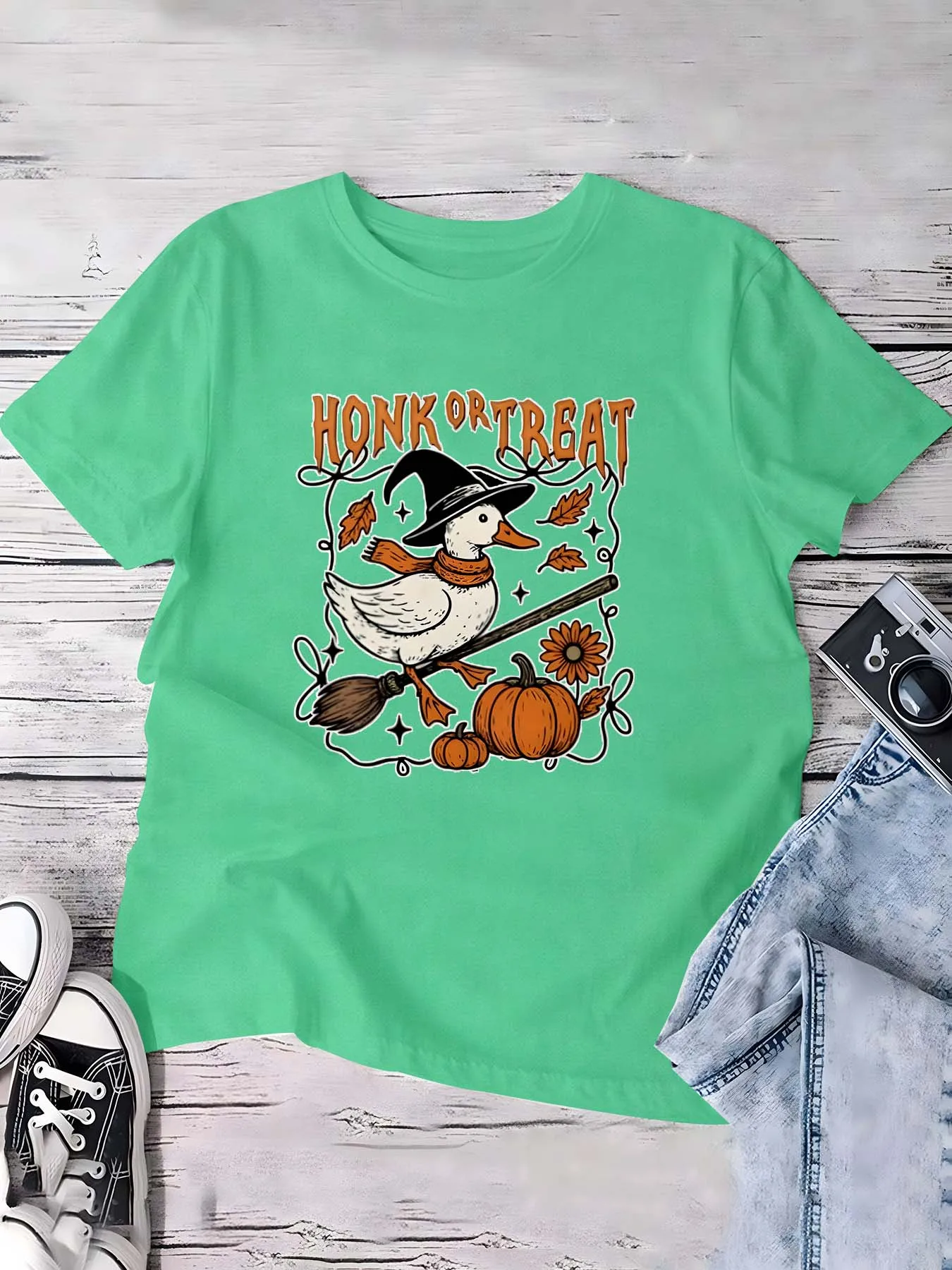 Plus Size Halloween Honk Or Treat Duck Graphic Top Merging Festive Witchy Duck Charm con elementi autunnali per un look giocoso