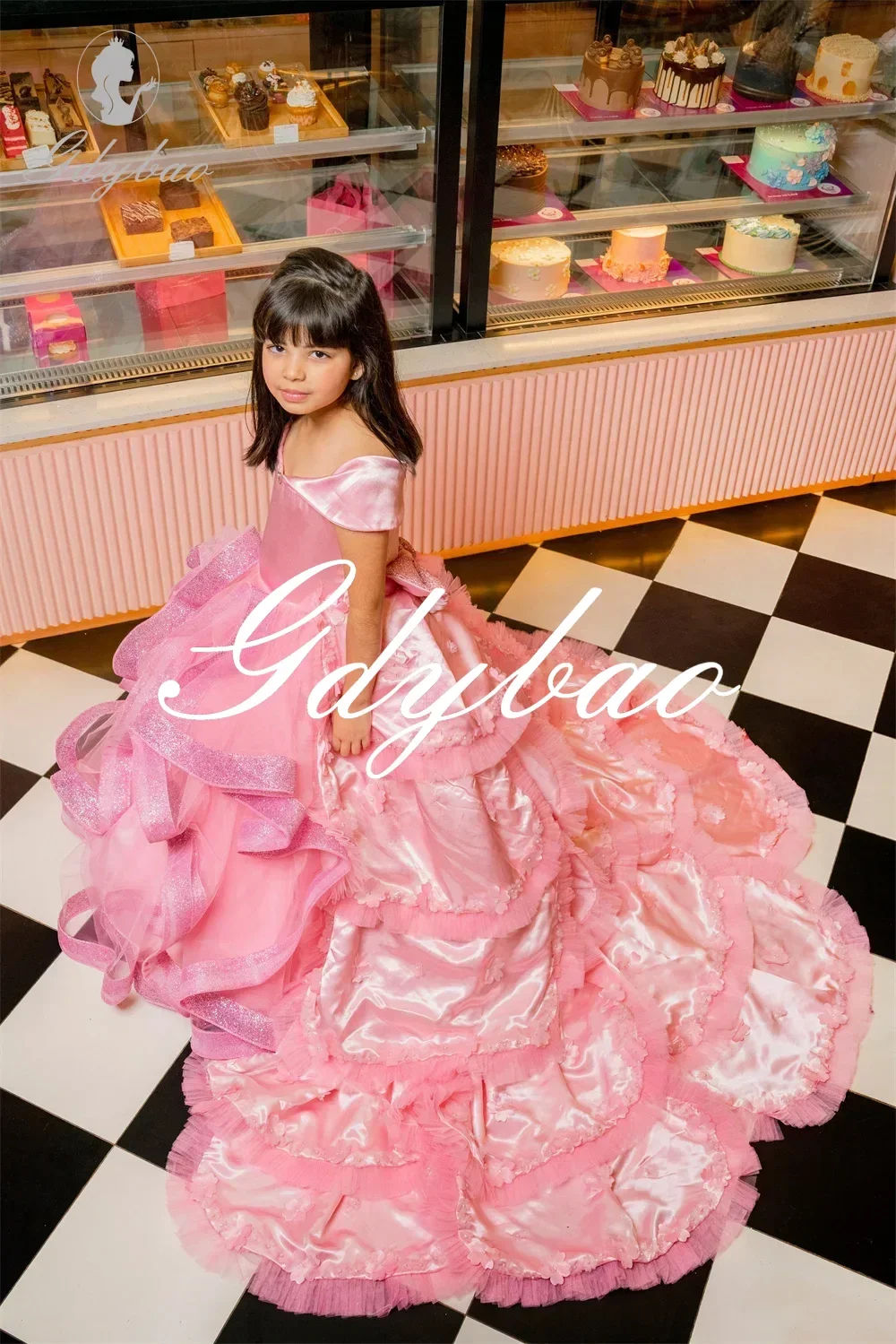 Abito da ragazza di fiore di lusso da principessa con paillettes a pieghe lungo fino al pavimento con strascico elegante abito da prima comunione personalizzato 2025