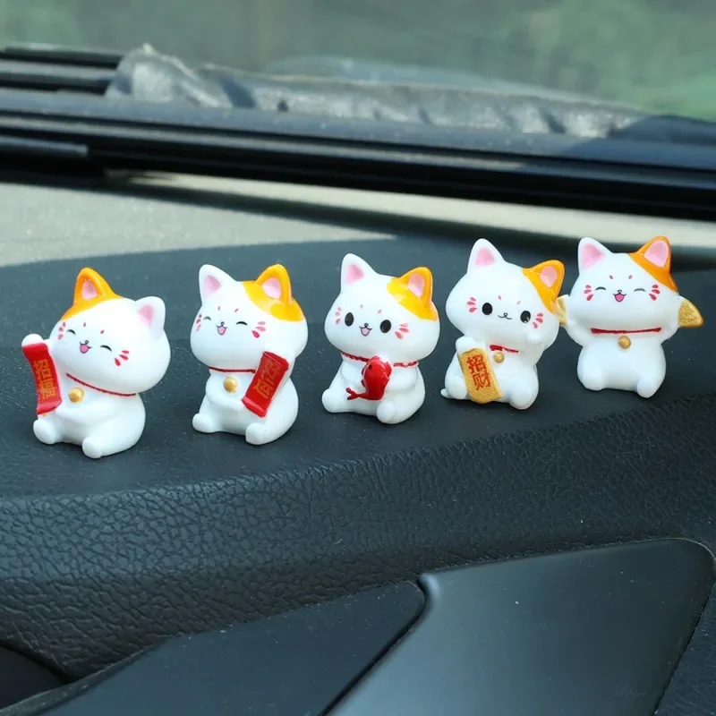 Car Japanese Lucky Cat Ornaments Car Dashboard Center Console Cute Resin Maneki-Neko Auto Interior DIY Decoration Accessories