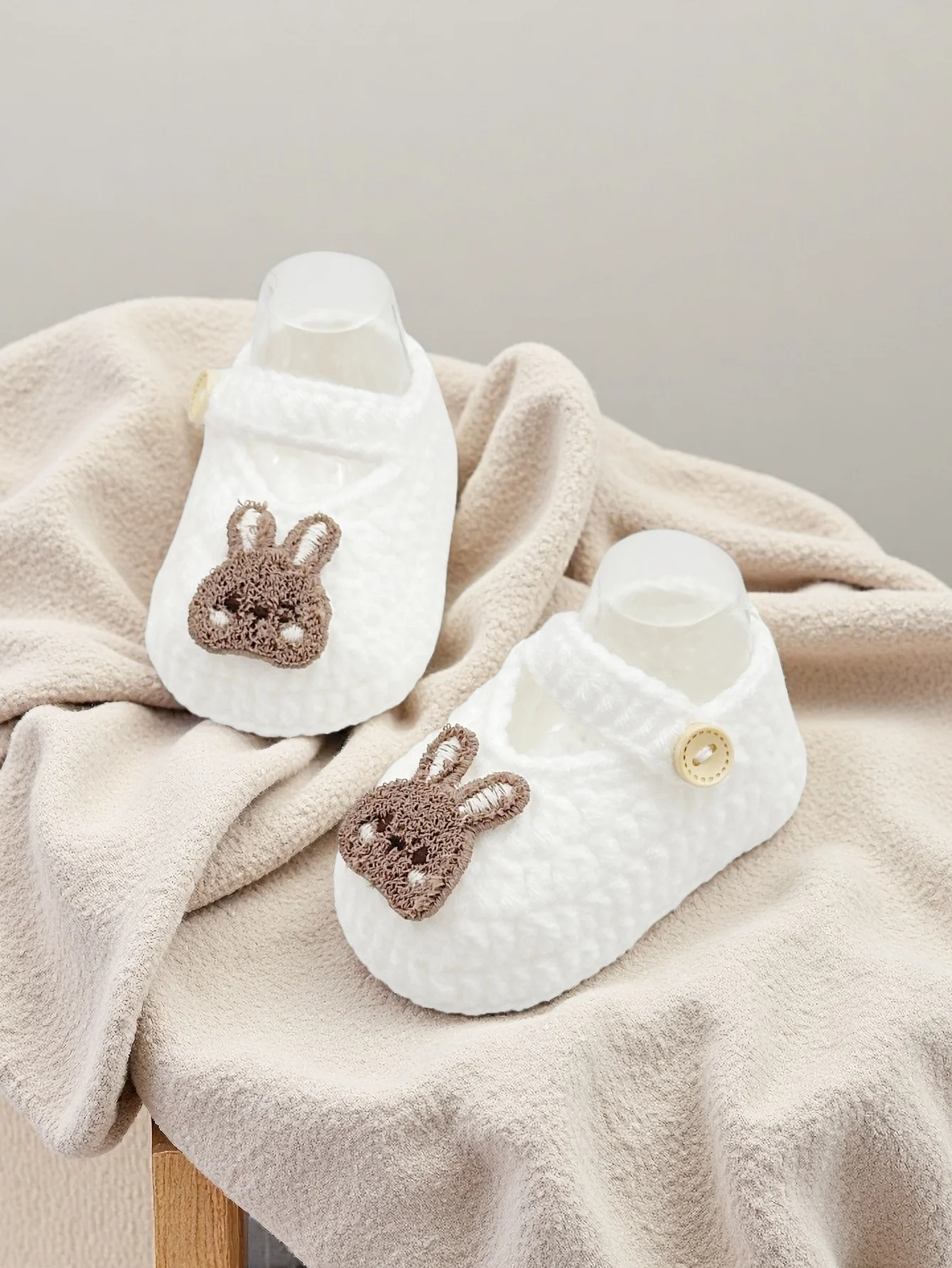 

1 пара пинетков с кроликом, белые вязаные детские тапочки с коричневым кроликом, ремешок на пуговицах, 0–12 месяцев