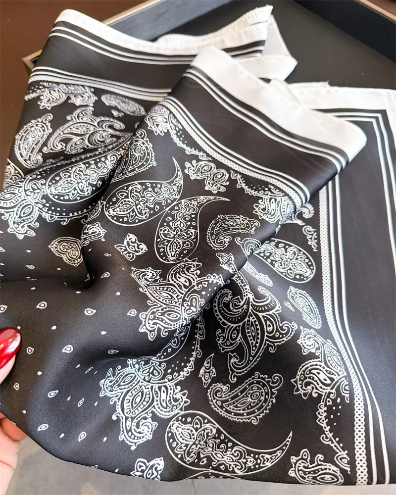 Luxuriöser Schwarzer Bedruckter Seidenschal Weicher Satin-Halstuch Quadratisches Seidenkefertuch Taschentuch für Damen Designer-Seidenkopftuch – Detail 8