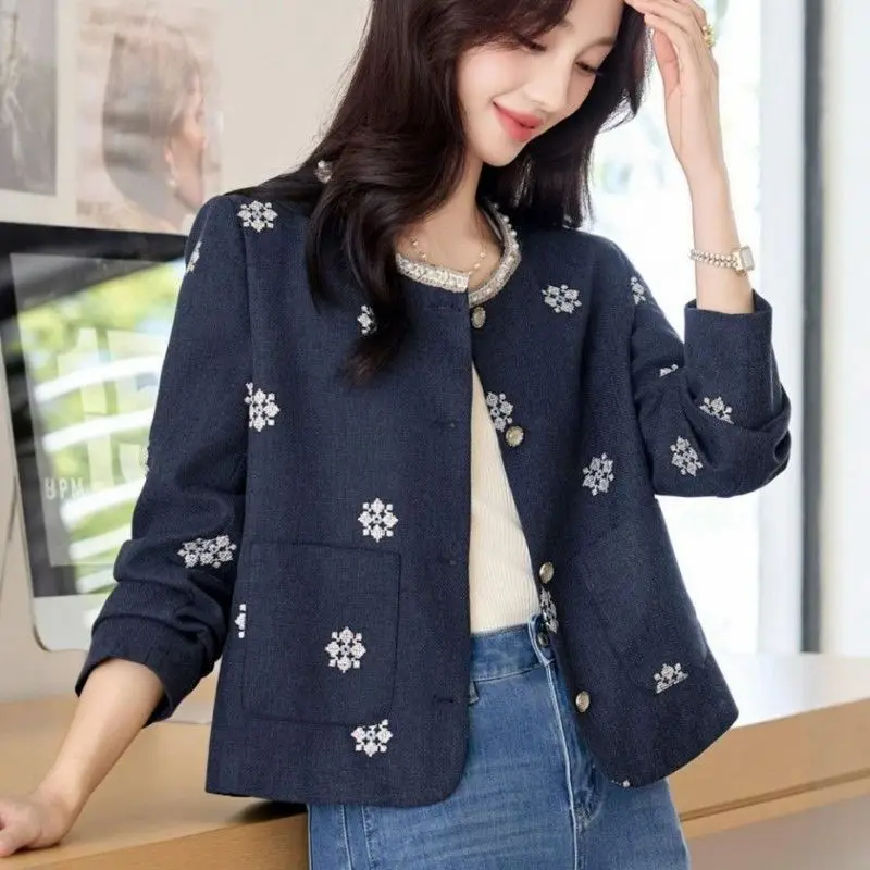 Xiaoxiangfeng flower embroidered short coat women's 2026 early autumn new small slim-fitting age-reducing versatile casual top