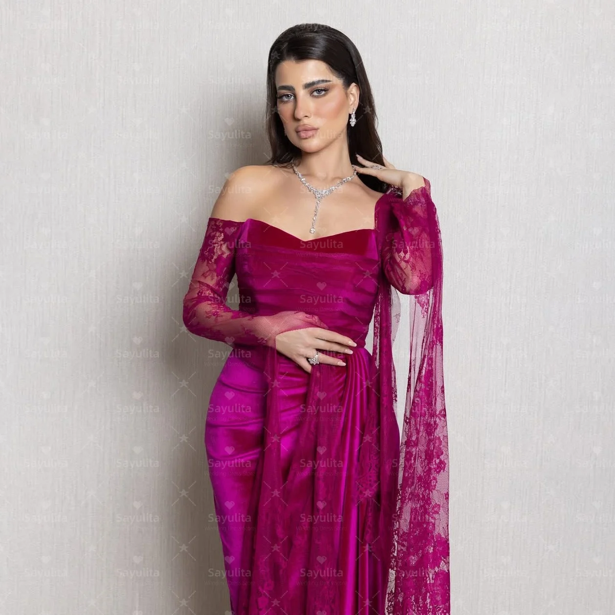 Sayulita فساتين لحضور الحفلات الموسيقية من القطيفة الناعمة المكشكشة للنساء السعوديات برقبة قارب فستان أنيق للحفلات دانتيل وأكمام طويلة فساتين سهرة مخصصة