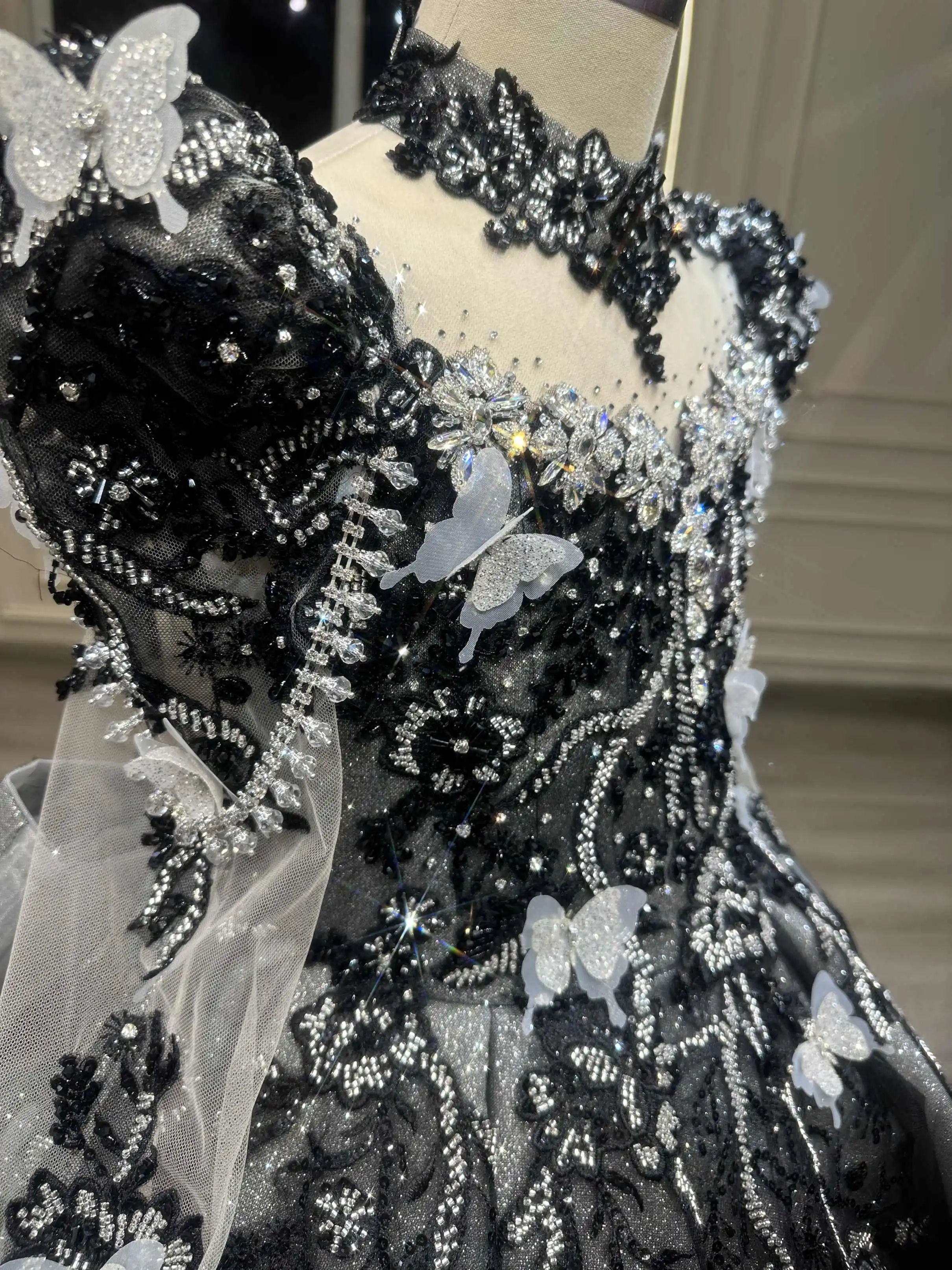 Abito da compleanno per bambini nero Gonna da fata da giardino per ragazza girocollo Manica lunga Decorazione a farfalla in tulle su misura