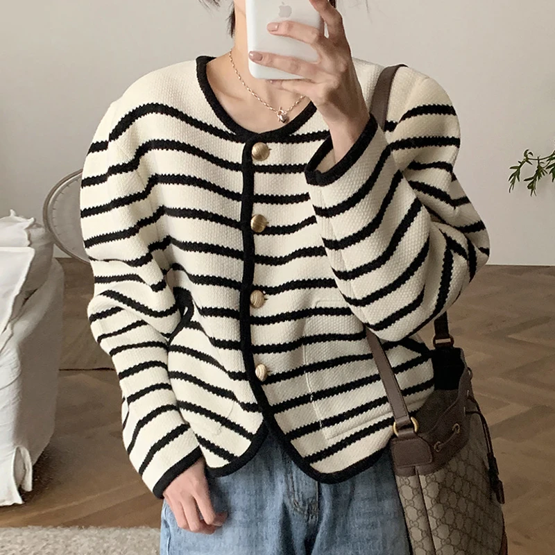 

Chic Striped Design Metal Single Button Loose Long Sve Knitted Open Cardigan Sweater for Women Korean Sle Commute Faion