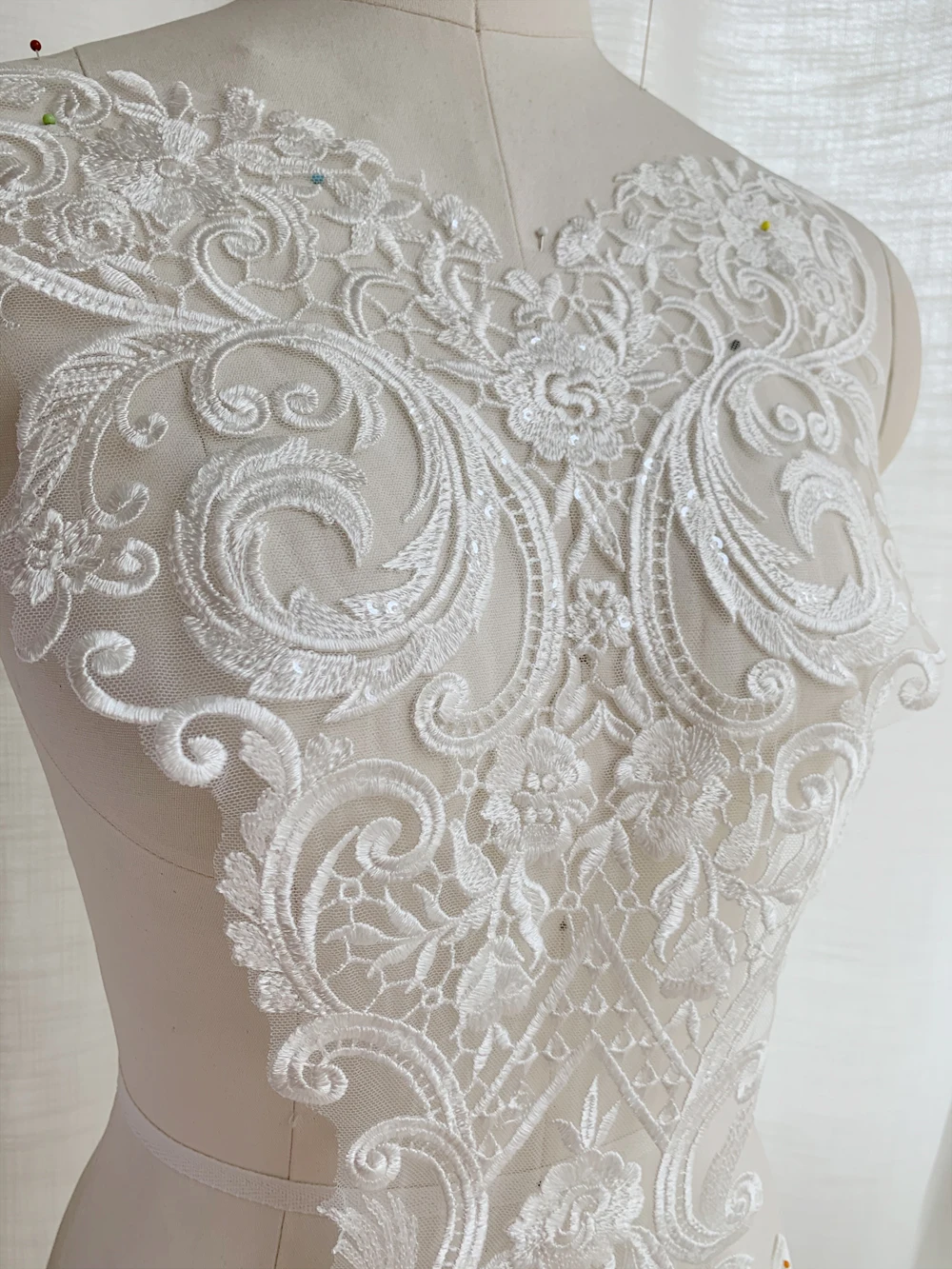 Europäischer Stil Paillettenbestickte Spitze, Pfirsichherz-Ausschnitt, Blumenapplikation, Hochzeitskleid-Dekorationszubehör, Weiß – Detail 7