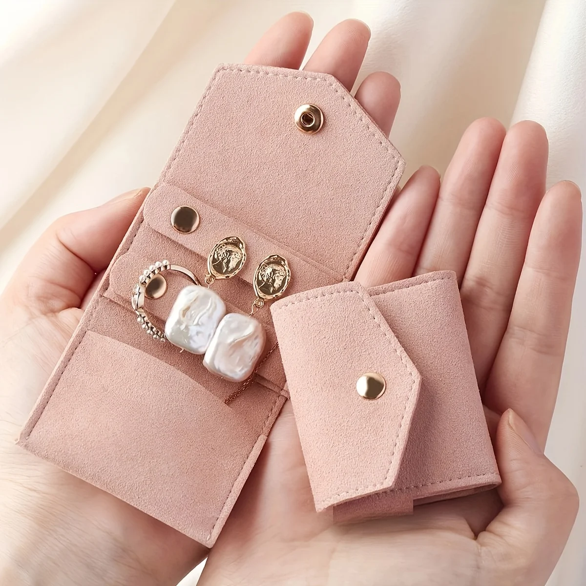1-Pack Portable Compact Storage Bag Made of Microfiber Material for Necklaces, Rings, Earrings, and Ear Studs, a Multifunctional Mini Jewelry Storage Bag, a Practical Storage Bag Suitable for Daily Outings and Travel