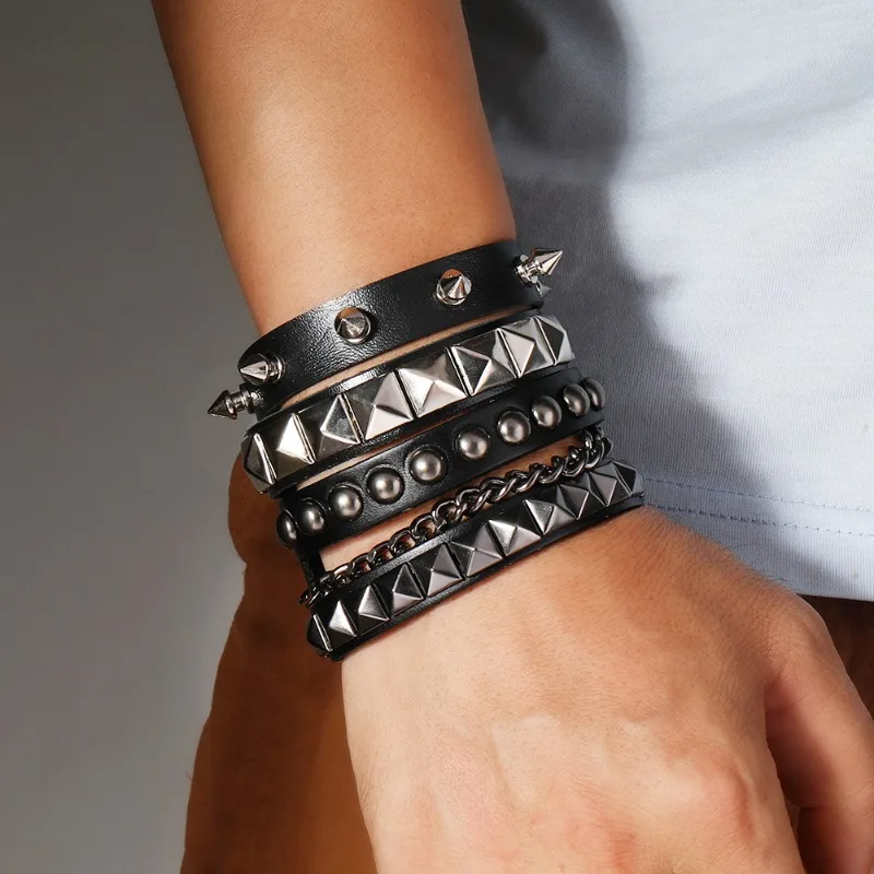 Pulsera Punk gótica negra para hombres y mujeres, brazalete con remaches y picos Vintage, pulsera de cuero Unisex, estilo Rock ancho ajustable