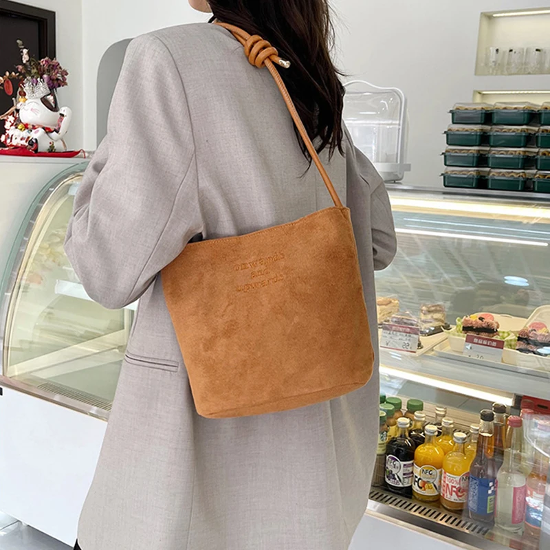 Damen-Handtasche aus Wildleder mit großer Kapazität und Buchstabenmuster, magnetische Schnalle, Samt, PU-Unterarmtasche im Retro-koreanischen Stil – Detail 7