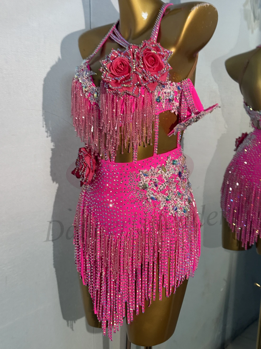 ชุดเต้นรำละตินระดับไฮเอนด์สั่งทำพิเศษลายดอกกุหลาบสามมิติประดับเพชรลายทางพู่ห้อยสำหรับเต้นแทงโก้สำหรับผู้ใหญ่และเด็ก