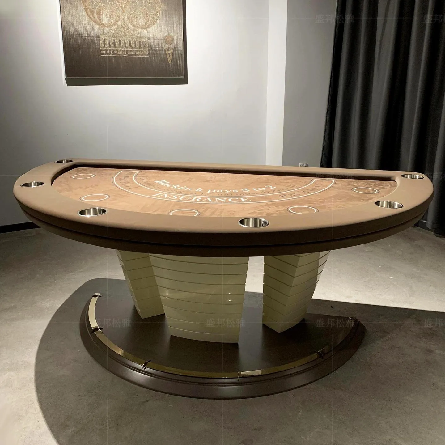 طاولة البوكر نادي متعدد اللاعبين الترفيه رقائق فيلا خشب متين طاولة شطرنج شبه مستديرة