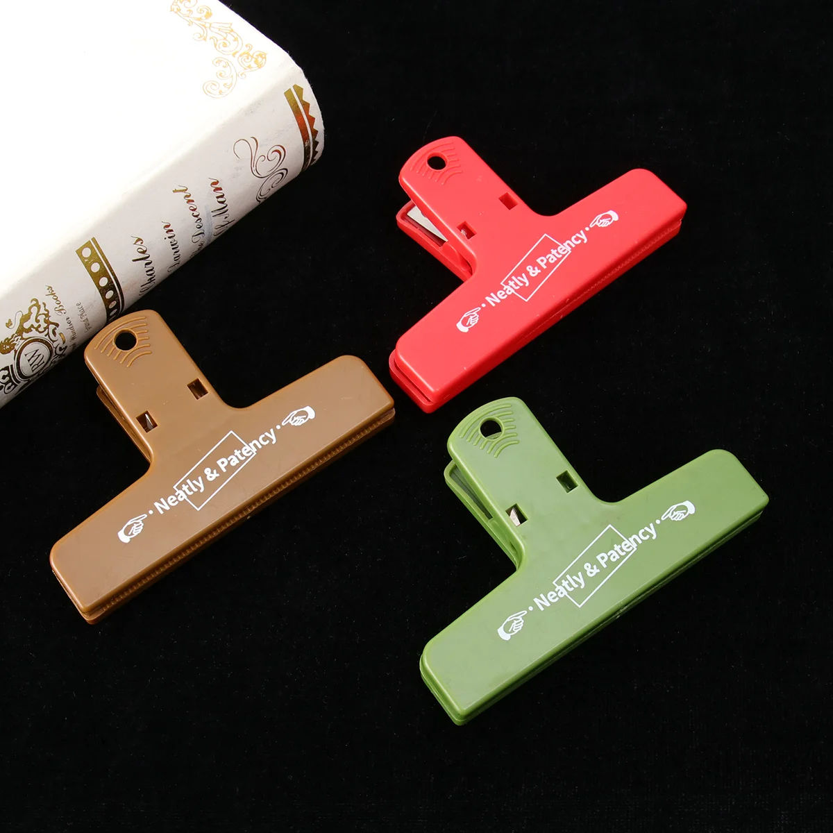 3pcs Bill Clips Simple Colorful Retro Plastic Schedule Book Clips for Office Home (Red, Green, Brown)