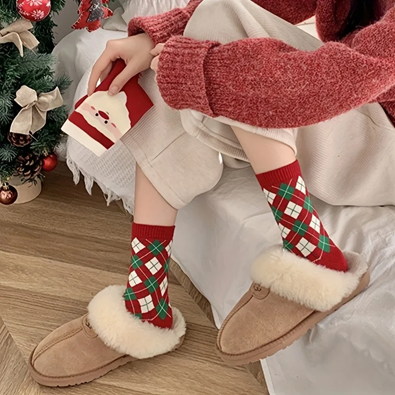 Random 17 Pairs Womens Christmas Mid‑Calf Socks Xmas Santa Snowman Reindeer Cartoon Print 4Season Casual Holiday Sock for Ladies
