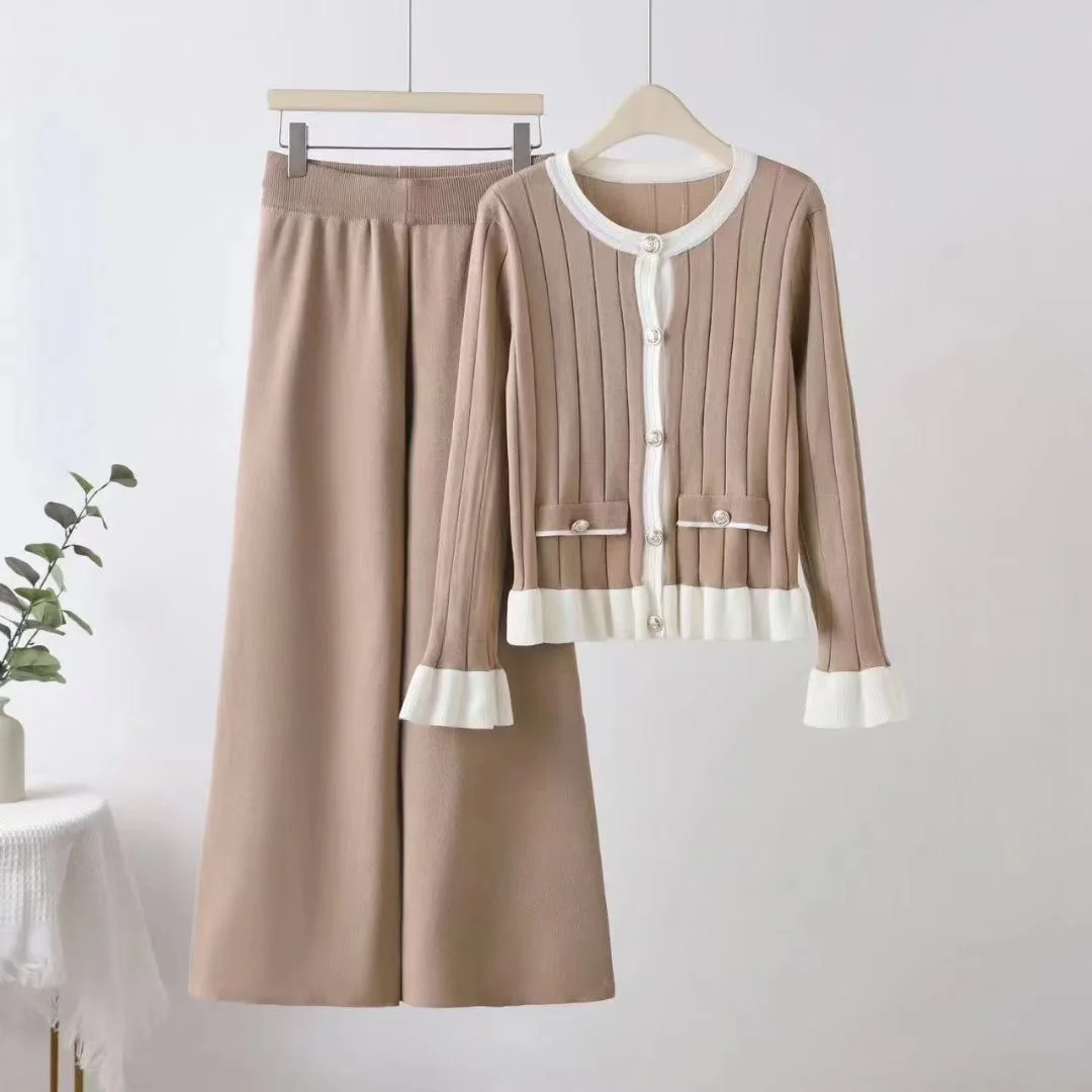 Gestrickte Anzughose Mode Knopf Pilz Rand Pullover + Hose mit weitem Bein Zweiteiliges Set Herbst und Winter