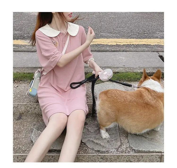 El cuello de muñeca rosa fino de verano usa un nuevo vestido suelto y delgado de manga corta