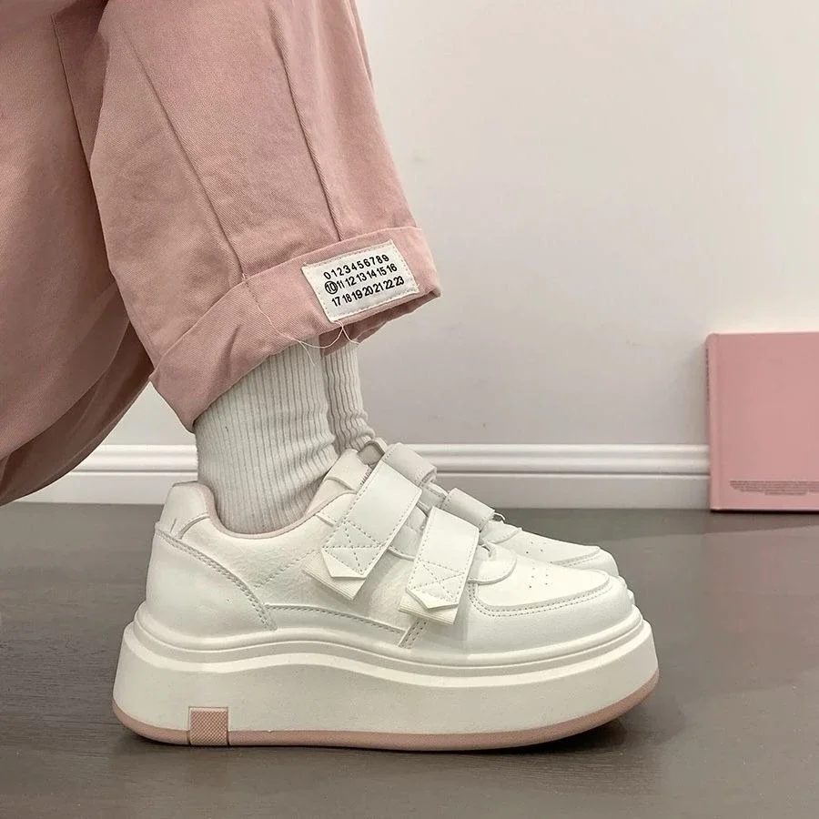 

Дышащие белые кроссовки на толстом каблуке. Сезонное обновление. Повседневная обувь с регулируемой липучкой. Легкий комфорт для активного отдыха. ​