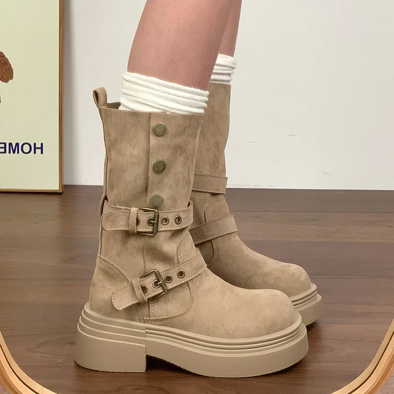 أحذية نسائية مسطحة من جلد الغزال أحذية منتصف العجل 2025 موضة مشبك أحذية الشتاء الاتجاه الجديد مصمم أنيق Mujer بوتاس