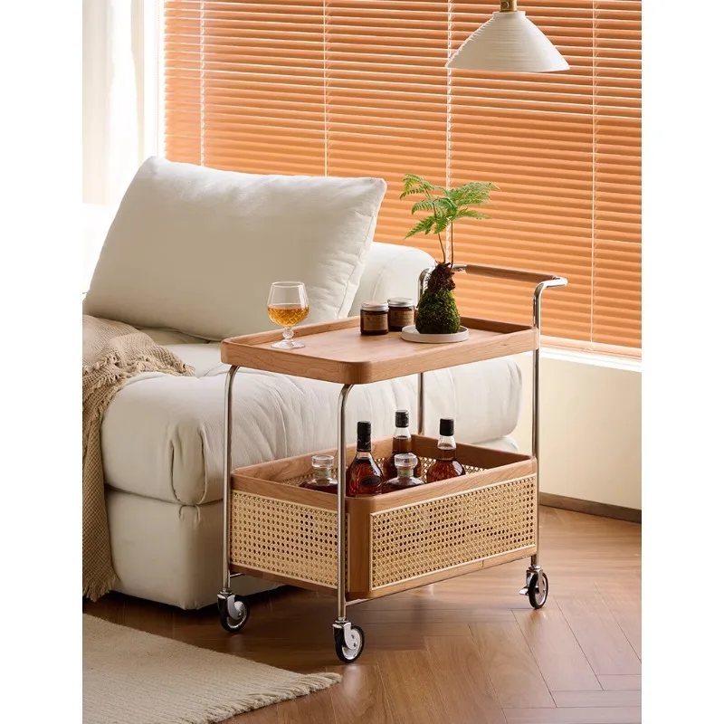 Carrello retrò con bordo in legno massello, alcuni divani del soggiorno, armadietto portaoggetti in rattan, armadietto laterale mobile