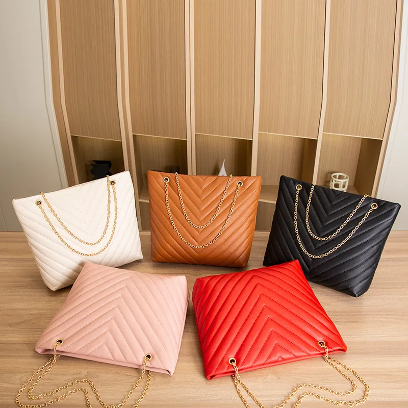 

Chain Shoulder Bag Embroidered Bag Textured Bag