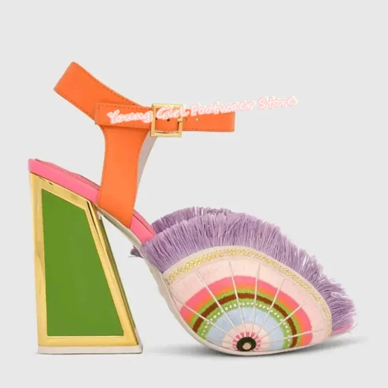 أحذية وردية بأشكال فريدة من نوعها على شكل مروحة مزخرفة بشراشيب صنادل مفتوحة من الأمام بكعب عالٍ غير تقليدي أحذية زفاف ملونة