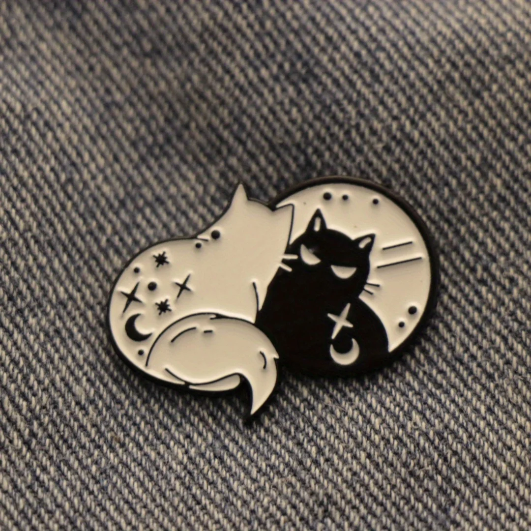 Broche de animal de dibujos animados humorístico, gatito de doble color con estrella y luna, ideal para combinar con ropa y mochilas.