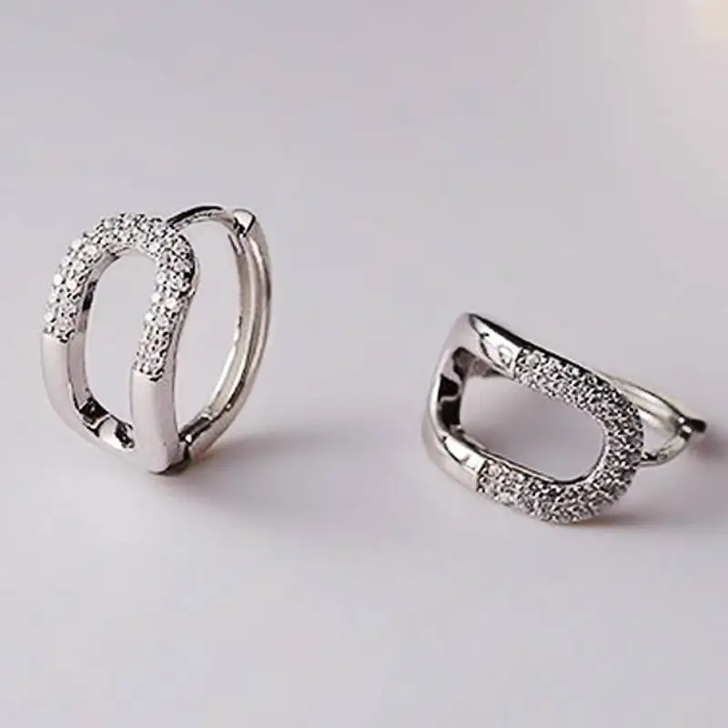 Huitan Einfache, vielseitige, silberfarbene Damen-Creolen für Partys, Alltag, Damenmode-Accessoires, Hochzeitsschmuck mit glänzendem CZ