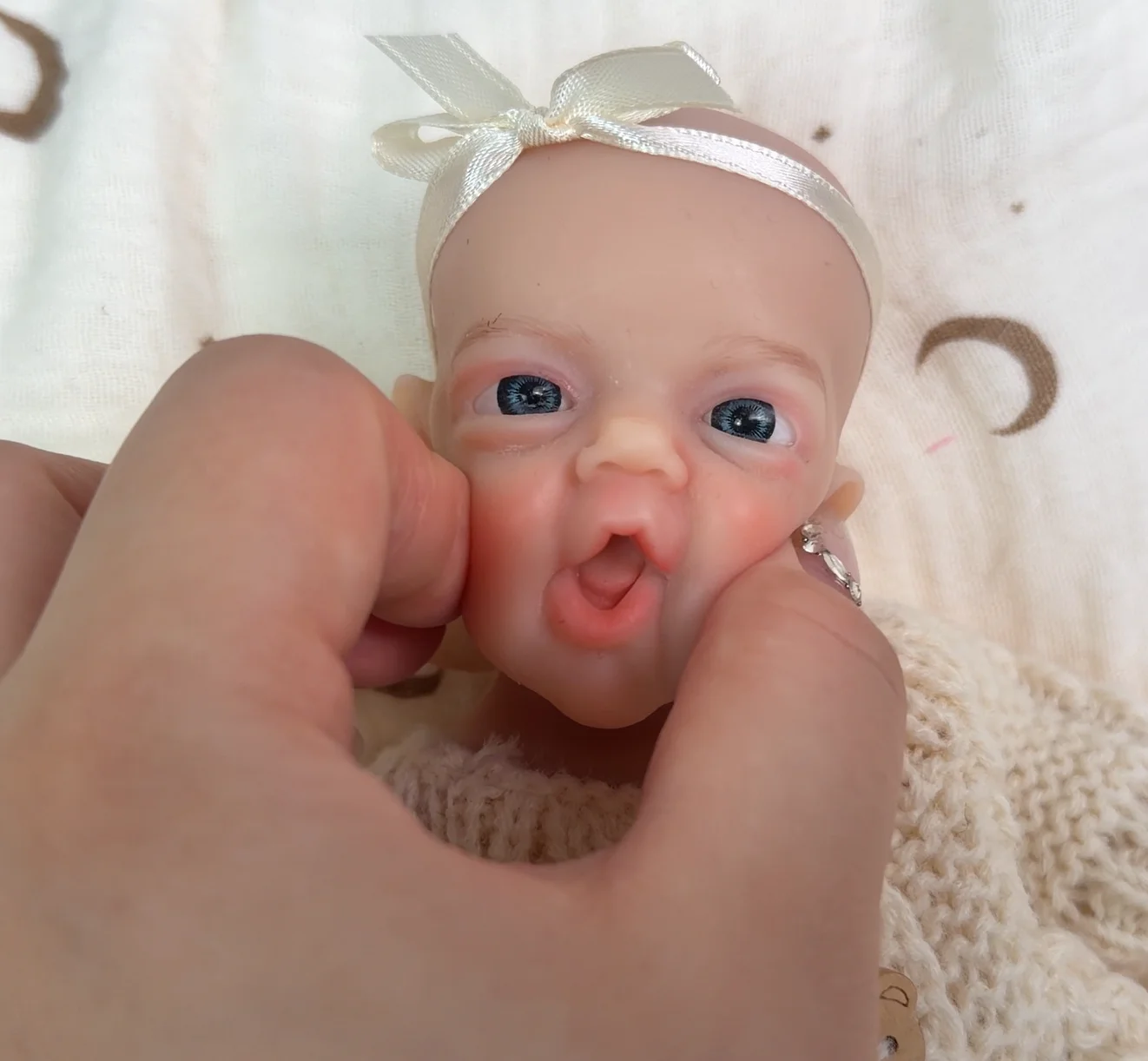 NPK 8インチ 手作り 口が開く 超柔らかい ソリッドプラチナシリコン製 柔軟で伸縮性のある ミニハンディ ベビーリボーンドール チャーリーガール