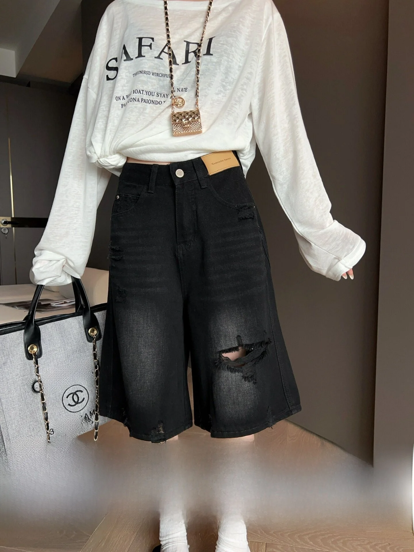 

MRS SHAO Fashionable Ripped Denim Jeans Women's Mid-Rise Summer 2026 Loose Straight Leg Five-Quarter Length Versatile Jeans