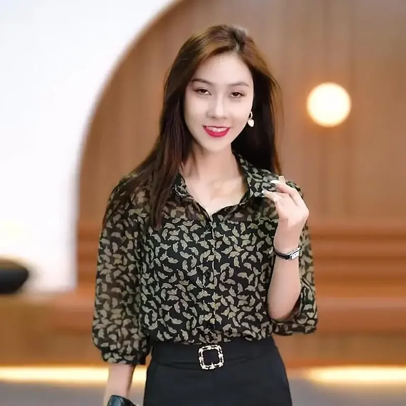 

Летняя женская шифоновая рубашка с цветочным принтом и рукавами три четверти. Модный топ с половиной рукавов.