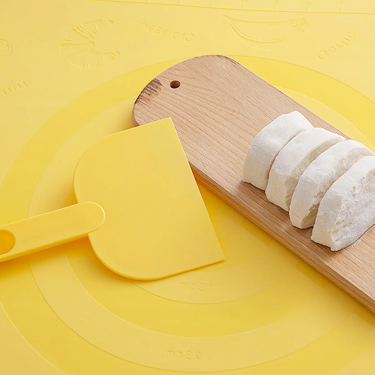 

3Pcs Multifunctional Plastic Dough Cutter Scraping Tool for Baking Kitchen Cake Frosting Smoothing Dough Scraper