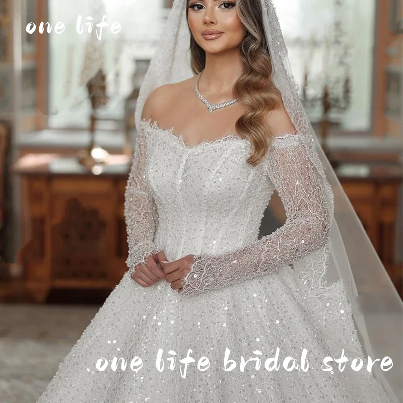 Abito da sposa lussuoso Abito da ballo completamente in rilievo Scollo a barca Manica intera Abito da sposa personalizzato Bottone posteriore Vestido De Novia Paillettes
