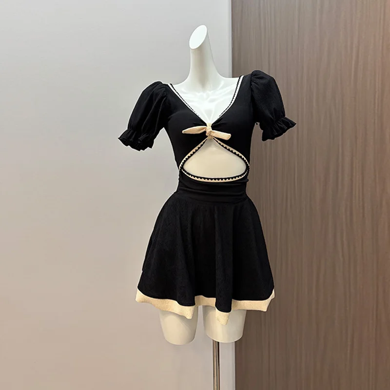 Noir creux Sexy dos nu col en v triangulaire une pièce maillot de bain femmes 2025 nouvelle piscine fête bord de mer vacances à manches courtes maillots de bain