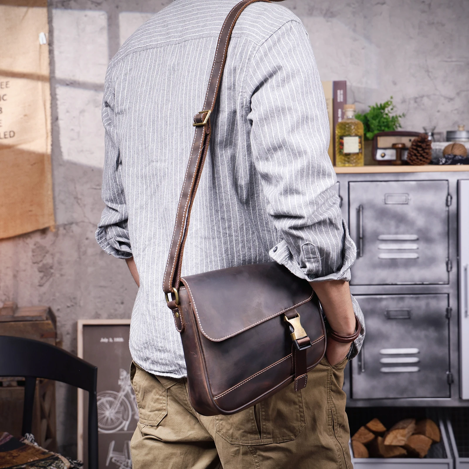 S.WORKER Vintage Echtleder Herren-Umhängetasche, Lässige Crossbody-Tasche, Crazy Horse Leder Schultertasche, Handgefertigt – Detail 5