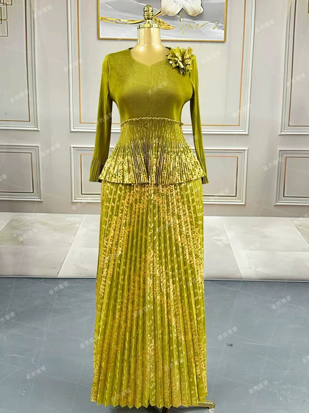 2025 neues High-End-Plissee-Heißprägekleid für Damen in Übergröße mit langen Ärmeln, Freizeitkleidung, plissierter langer Rock – GZXX 1013