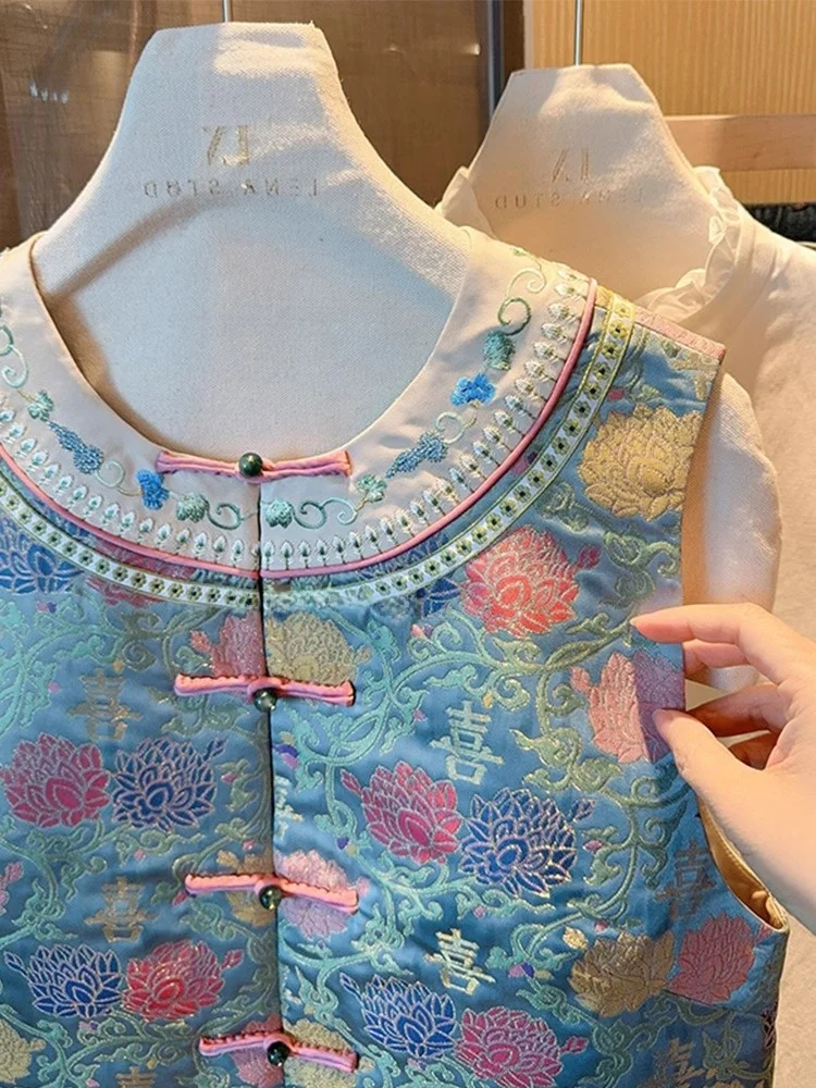 เสื้อกั๊กปักลายจีนแบบใหม่ สีขาว ชุดฤดูใบไม้ร่วง ชุดถังสไตล์จีน ดีไซน์โดดเด่นไม่ซ้ำใคร แฟชั่นสำหรับผู้หญิง...