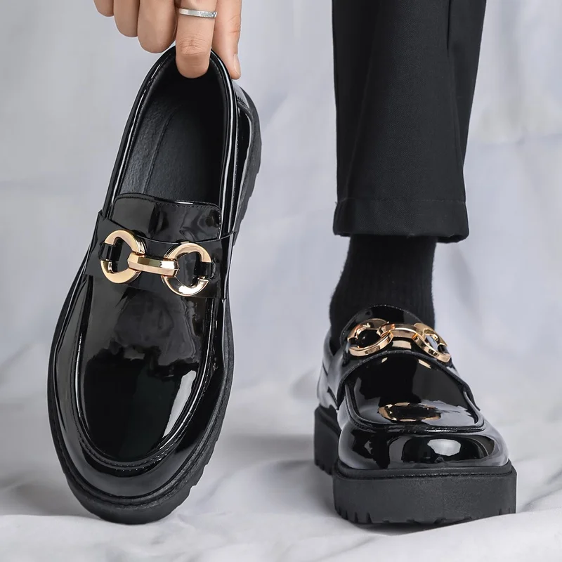 Herren-Freizeitsneakers, Herren-Slipper aus glänzendem Lackleder, Herren-Lederschuhe mit dicker Sohle und Metallschnalle, die die Körpergröße optisch erhöhen, Herren-Freizeitschuhe im britischen Stil für den täglichen Gebrauch. – Detail 7