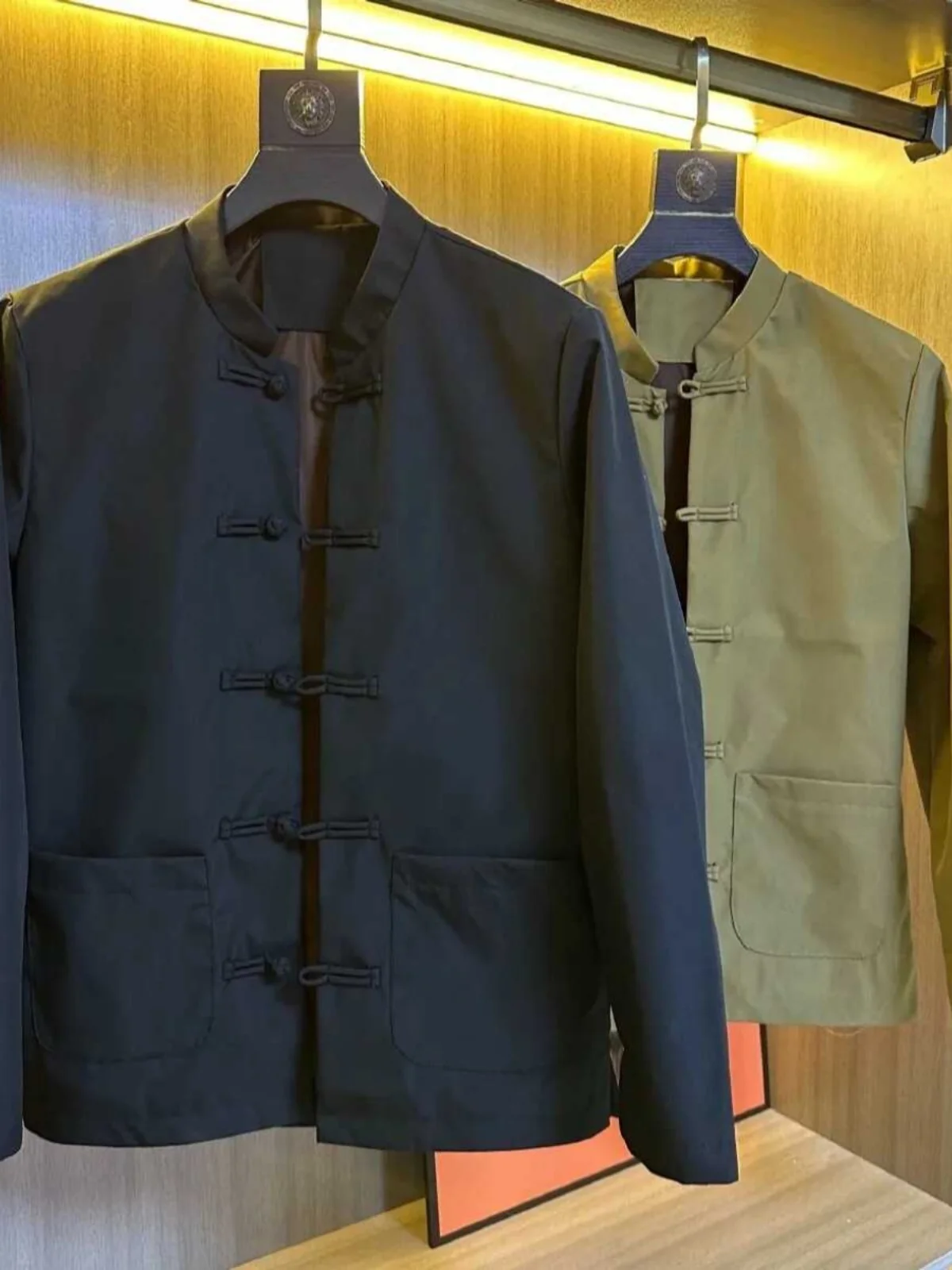 

Men's Casual Thin Jaet with Wind Button Stand Collar Busin Leisure Faion Ci Sle Long Sve Outerwear for Autumn