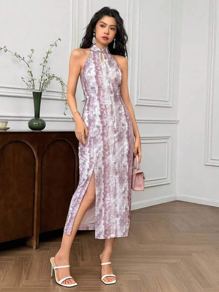 

Элегантное жаккардовое платье миди с воротником-халтер, боковым разрезом, цветочным узором и бархатной текстурой