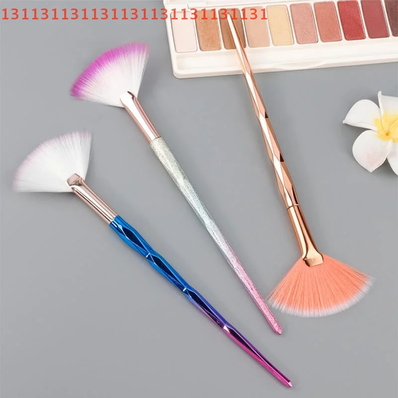 Pennello per trucco da donna a forma di ventaglio, fard piatto grande per evidenziare, pennello per cipria in polvere, strumenti coreani morbidi e comodi anche di colore