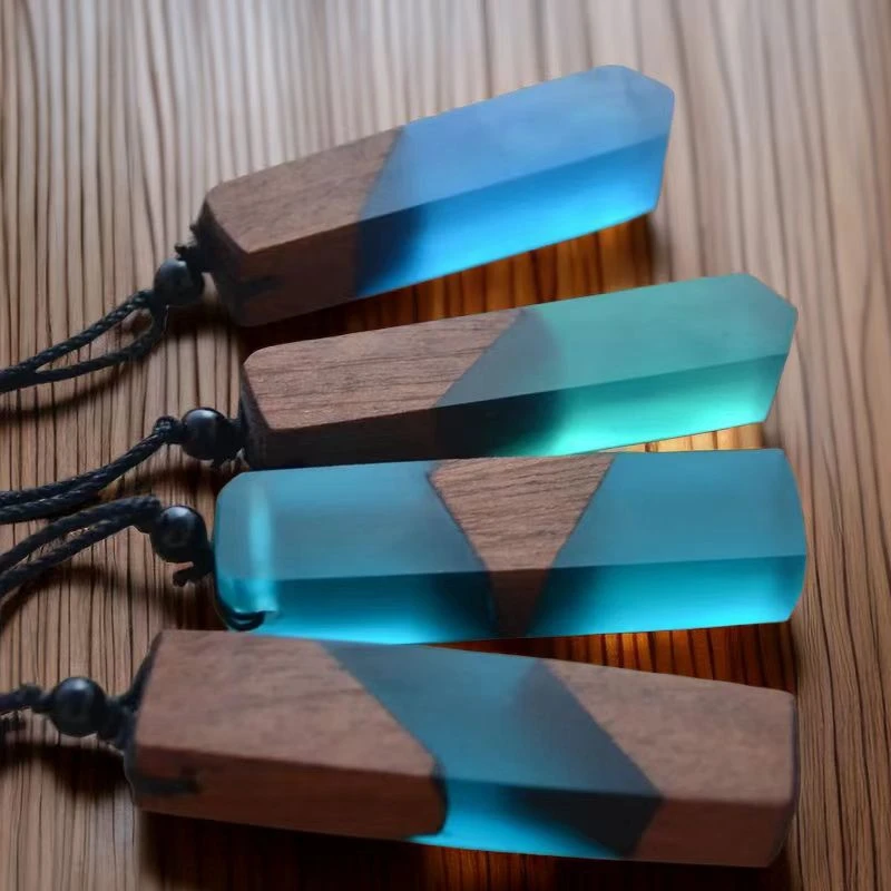 مصنوعات يدوية من الراتنج الخشبي، ومعلقات مخصصة، وقلائد، وهدايا