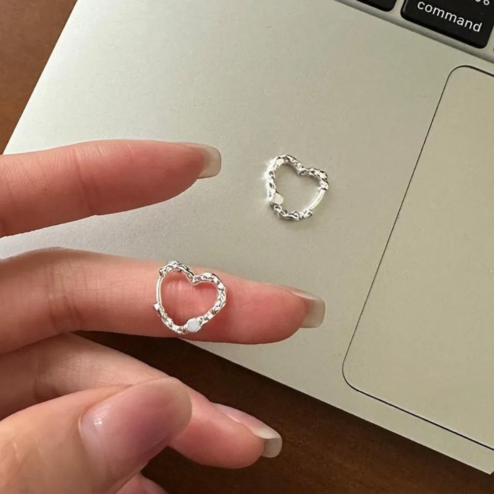 1 Pair of Niche Hollow Heart-Shaped Hoop Earrings with Irregular Pleated Hollow Heart Design, Snap-On Closure, Stable and Not Easy to Fall Off, Versatile Earrings for Commuting, Dating, Travel, and Daily Wear, Perfect Gift for Girls, Best Friends, Lovers, Birthdays, Valentine's Day, and Anniversaries
