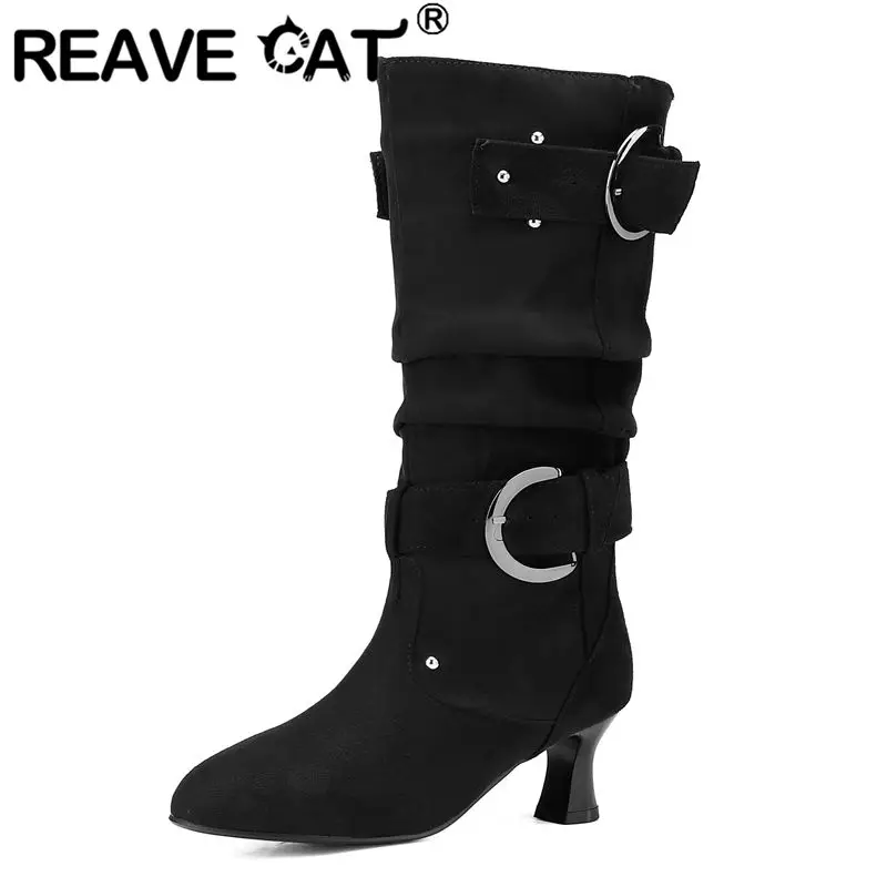 

REAVE CAT Flock Замшевый острый носок Странные каблуки без шнуровки Плиссированный ремень с пряжкой Металлическое украшение Большой размер 45 46, для взрослых каждый день Bota