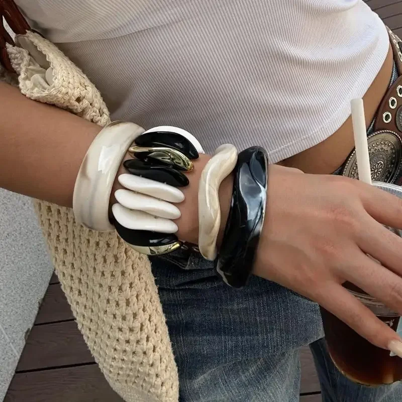 أزياء أسود بيج سميكة الراتنج الاكريليك أساور مرنة هندسية غير النظامية واسعة الكفة الإسورة أساور للنساء الجمالية ﻿