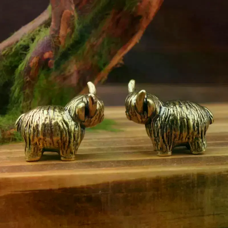 Mini Retro Brass Wall Highland Cattle Sculpture Hand Toy Gift Keychain Ornament Home Office Desk Decorative Ornament