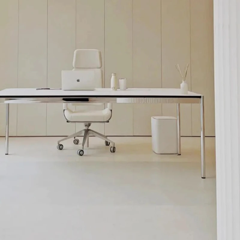 مكتب كمبيوتر من القرون الوسطى بأرجل من الفولاذ المقاوم للصدأ ومؤتمرات مستطيلة وطاولة كتابة بسيطة