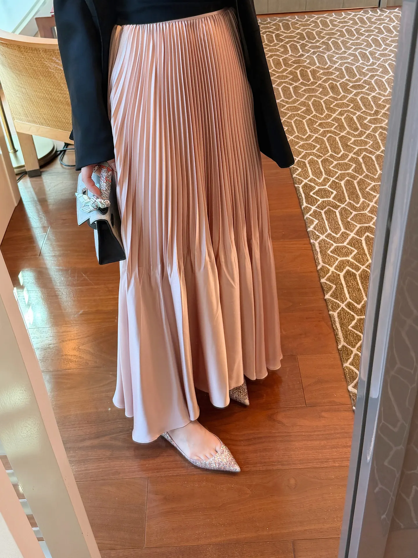 

Элегантная розово-бежевая длинная юбка-рыбка с мягкой текстурой, плиссированная, с завышенной талией, свободного кроя, весна 2026, женская мода