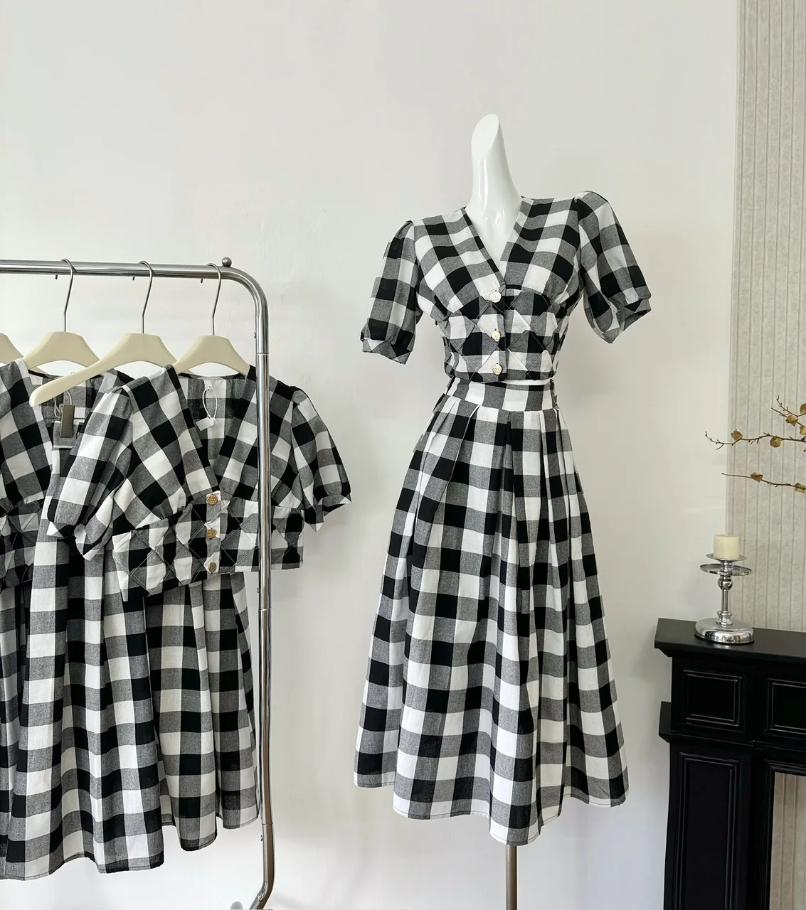 

Black and white checkered bubble sleeve V-neck short sleeved shirt+half skirt waist cinched mid skirt two-piece set for women