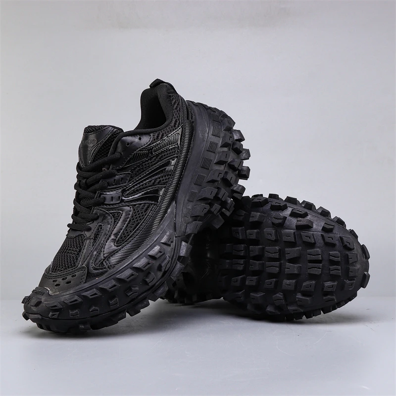 

The New/B-XC72 badminton shoes feature a precisely wrapped adhesive rubber outsole design for anti-slip and wear resistance